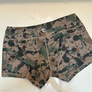 Born primitive camo short, never worn